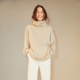 
Světle béžový kašmírový svetr s rolákem, H&M, 3 999 Kč