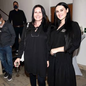 Vítězka soutěže MasterChef s sebou na projekci vzala také svoji maminku, která vypadá velmi mladě.