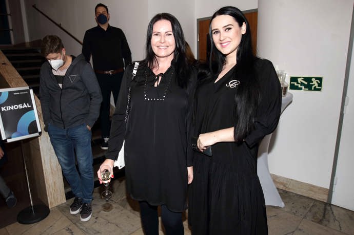 Vítězka soutěže MasterChef s sebou na projekci vzala také svoji maminku, která vypadá velmi mladě.