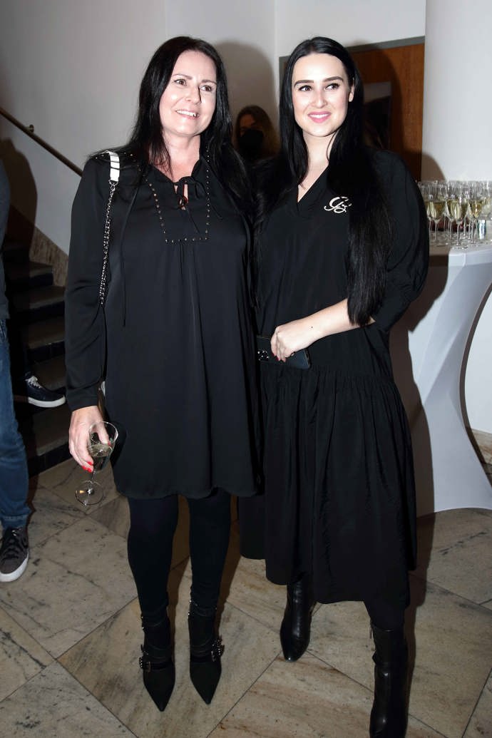 Besky dorazila na projekci se svou mladistvě vypadající maminkou, přesto se celá zahalila do černé. Dnes svoji postavu hrdě ukazuje.