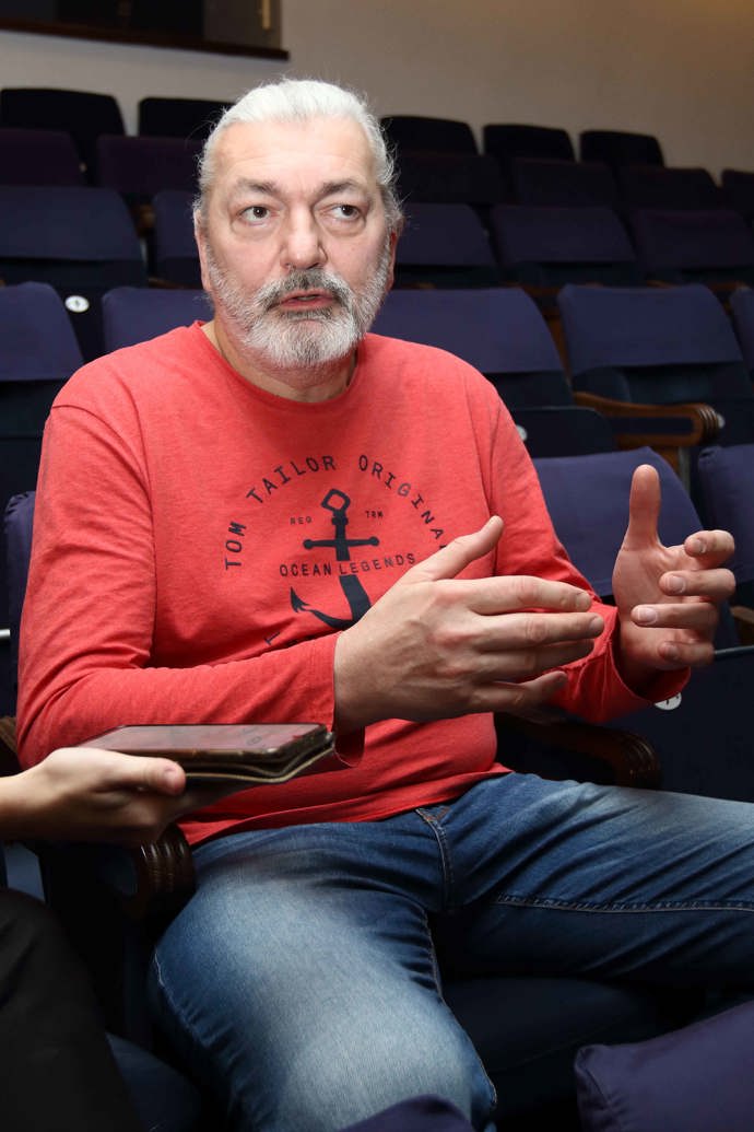 Daniel Hůlka je skvělý vypravěč. Při vzpomínkách na devadesátá léta a začátky své kariéry mluvil zaníceně a neváhal vzpomínat na své kamarády a kolegy.