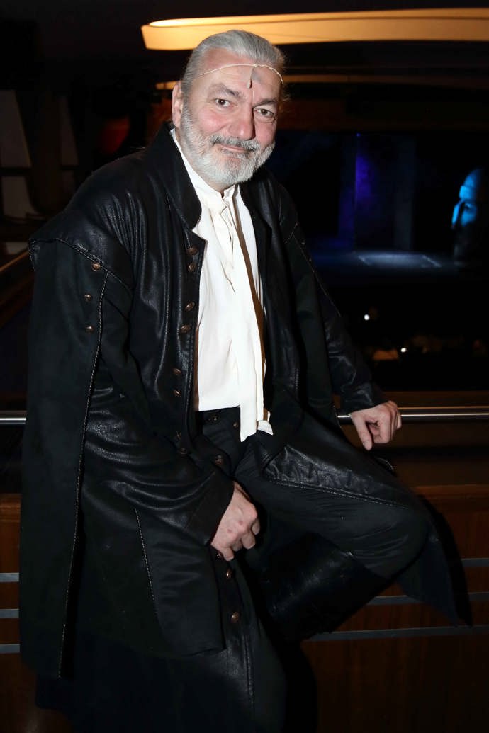 Před začátkem představení nám Daniel Hůlka ochotně zapózoval v kostýmu mušketýra Aramise.