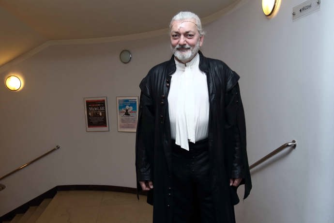 Divadlo Broadway je pro Daniela Hůlku scénou, kde vystupuje už roky. Role v Muži se železnou maskou je pro něj splněným klukovským snem, protože mušketýry má moc rád.