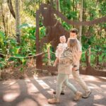 Bindi s manželem, maminkou Terri a bratrem Robertem se starají o 1200 zvířat v Australia Zoo. Grace jim začíná pomalu pomáhat. 
