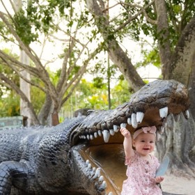 A stejně jako děda se Grace nebojí ani krokodýlů. Byť konkrétně tento ji nijak ohrozit nemůže.