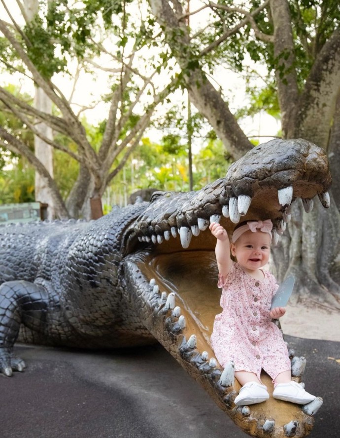 A stejně jako děda se Grace nebojí ani krokodýlů. Byť konkrétně tento ji nijak ohrozit nemůže.