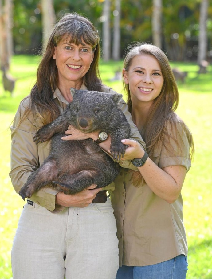 Terri (vlevo) je momentálně hlavou rodiny a srdcem Australia Zoo. Bez ní by dnes podnik už možná nefungoval.