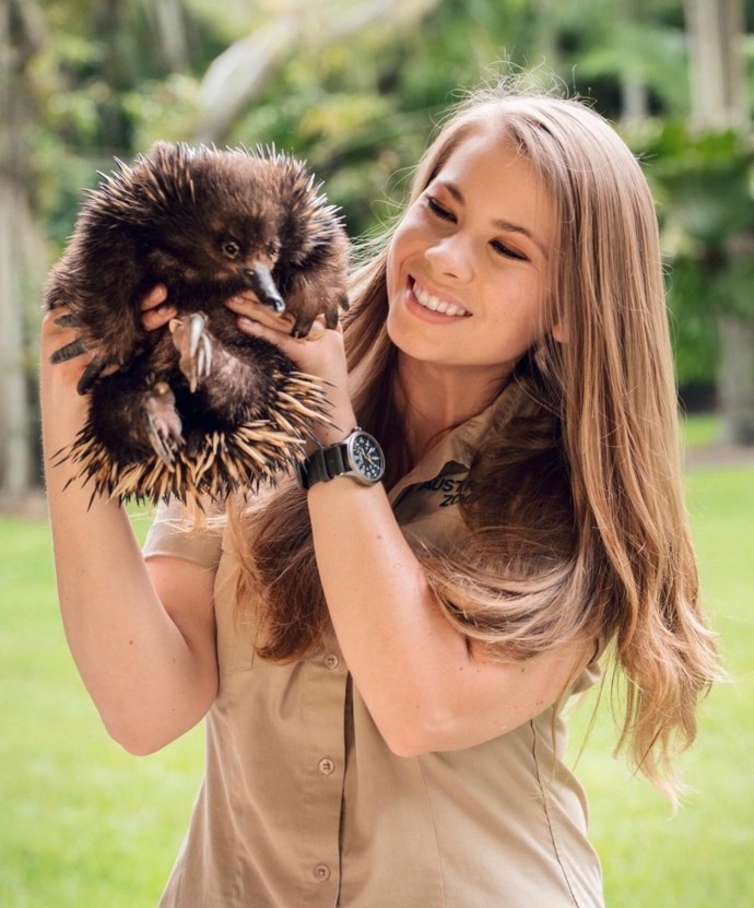 Bindi Irwin dostala jméno po tátově oblíbeném krokodýlím svěřenci v Australia Zoo. Před kamerou poprvé stála už ve dvou letech, jak jinak než po tátově boku. Roku 2015 se představila i v Dancing with the Stars, americké obdobě StarDance, kterou vyhrála.