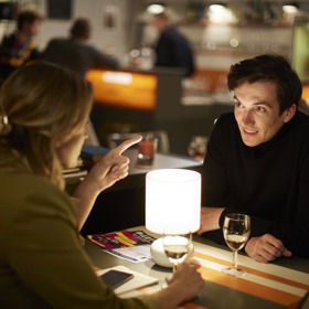 Jakub Štěpánek si všechny postupně získává na svoji stranu.