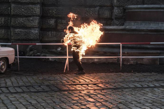 V nebezpečných okamžicích nahradil herce Viktora Zavadila, který hrál Jana Palacha, kaskadér David Bílek.