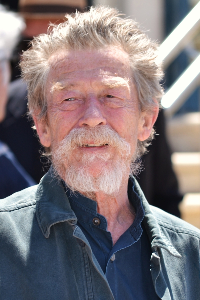 John Hurt začínal jako shakespearovský herec, ale vidět jsme jej mohli také ve filmu Vetřelec (1979). V roce 2017 podlehl rakovině, jen 3 dny po svých 77. narozeninách.