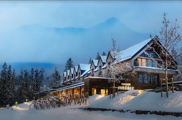 Vítěz kategorie Nejkrásnější prázdninový resort Amazing Places 2021: Penzion Jurášek - Budova ze skla a kamene se nachází v Kunčicích pod Ondřejníkem a je obklopená bujnou zelení a hlubokými beskydskými lesy.