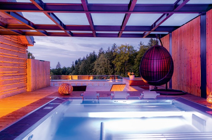 Čtyřhvězdičkový penzion získal prvenství ve své kategorii plným právem. Štědré wellness, luxusní pokoje, vyhlášená restaurace s pokrmy z lokálních surovin a služby na vysoké úrovni jsou důkazem, že takový standard není doménou jen přepychových hotelů.