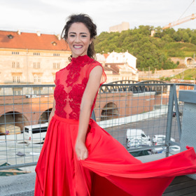 Rudé šaty od návrhářky Terezy Sabáčkové jsou to pravé pro brunetky, jako je Eva. Oblékla je během natáčení videoklipu s Václavem Noidem Bártou.