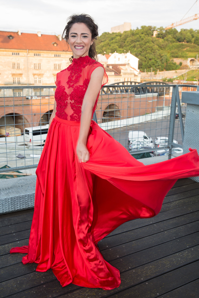 Rudé šaty od návrhářky Terezy Sabáčkové jsou to pravé pro brunetky, jako je Eva. Oblékla je během natáčení videoklipu s Václavem Noidem Bártou.