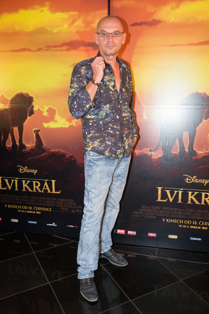 Dnes potkáváme muzikálového zpěváka v této image. 