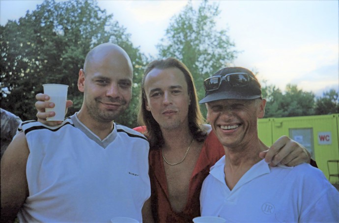 Kamarády z Ježíše chodili po představení navštívit kolegové z muzikálu Dracula, který se v 90. letech také uváděl. S Pavlem Polákem pózují Martin Pošta (vlevo) a Jiří Korn (vpravo).