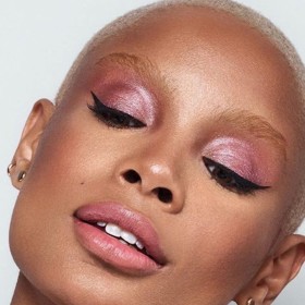 Výrazný oční make-up podle americké zpěvačky Ariany Grande.