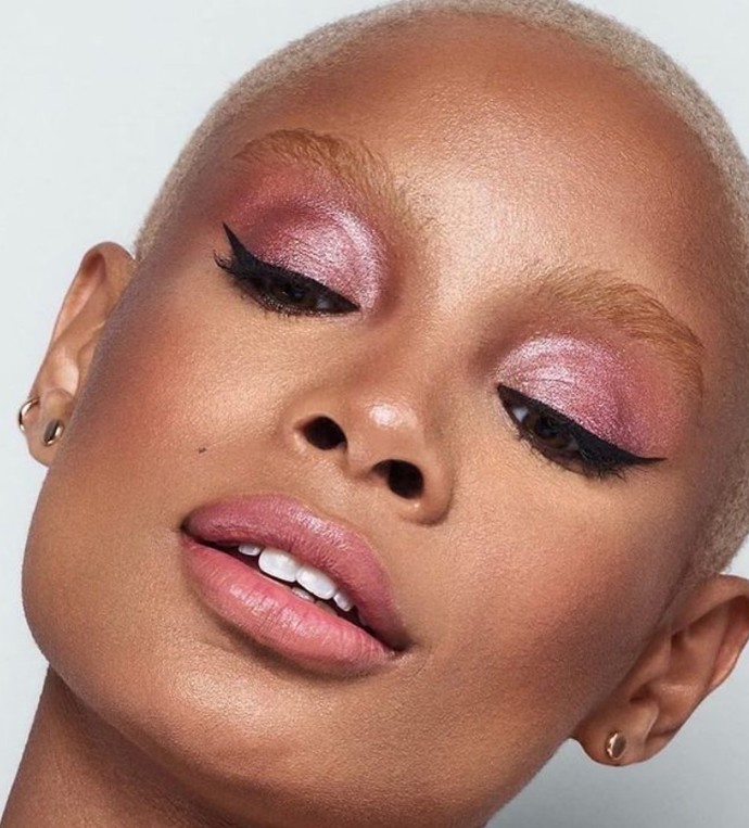 Výrazný oční make-up podle americké zpěvačky Ariany Grande.