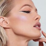 Výrazný oční make-up podle americké zpěvačky Ariany Grande.