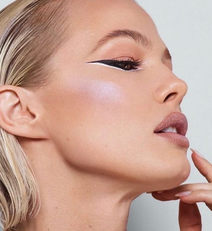 Výrazný oční make-up podle americké zpěvačky Ariany Grande.