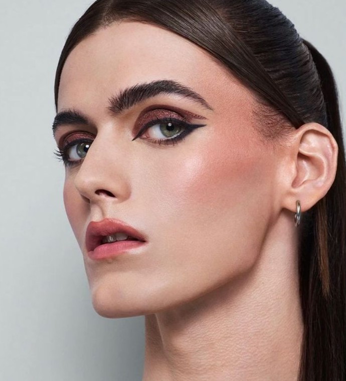 Výrazný oční make-up podle americké zpěvačky Ariany Grande.