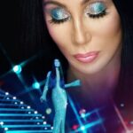 Oslnivý oční make-up a líčení rtů zpěvačky, tanečnice, herečky, a především módní ikony Cher s produkty od MAC Cosmetics.