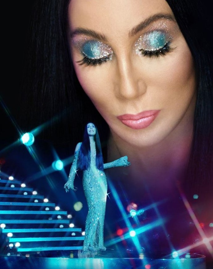 Oslnivý oční make-up a líčení rtů zpěvačky, tanečnice, herečky, a především módní ikony Cher s produkty od MAC Cosmetics.