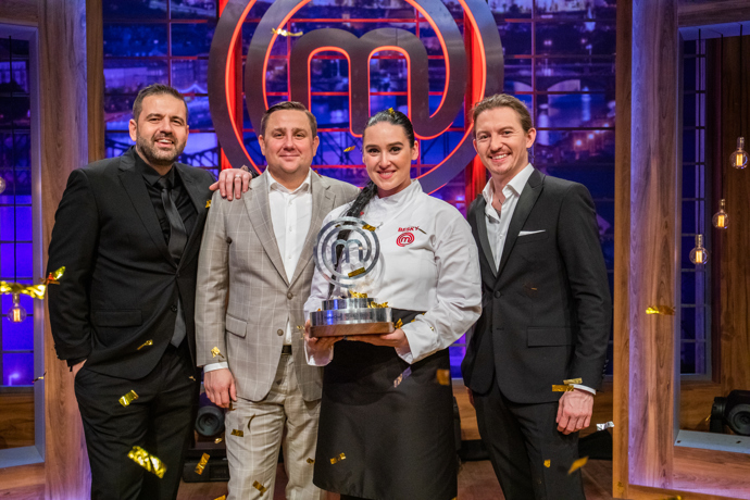 Besky pózuje po velkém finále s trojicí porotců, zleva Radek Kašpárek, Jan Punčochář a Přemek Forejt.