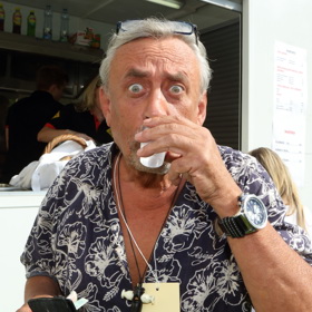 Nezkazí zábavu a do společnosti chodí moc rád. Richard Tesařík je ozdobou každé párty.