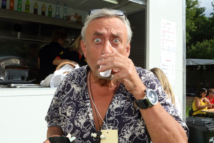 Nezkazí zábavu a do společnosti chodí moc rád. Richard Tesařík je ozdobou každé párty.