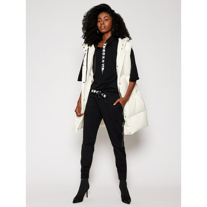 Černé teplákové kalhoty s gumou v pase. DKNY SPORT, 1747 Kč.