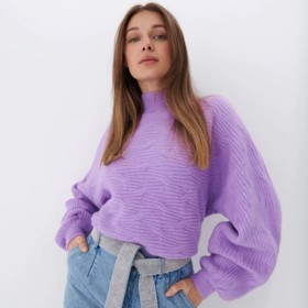 
Fialový svetr s rolákem. Mohito, 399 Kč