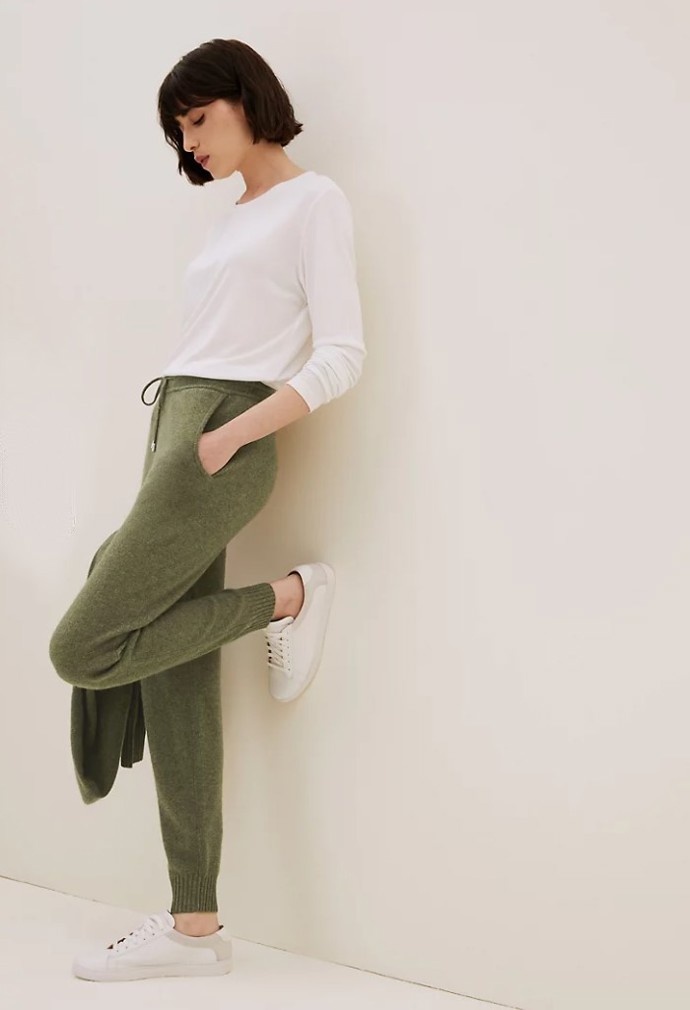 Dámské zelené tepláky ke kotníkům s mírně zúženými nohavicemi z čistého kašmíru. Marks & Spencer, 3699 Kč