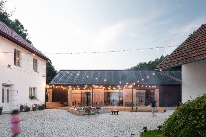 Vítěz kategorie Svatební místo Amazing Places 2021: Náš Mlýn - Pokud Café Fara zvalo do svých útrob všechny milovníky lokálních potravin, dobrého vína a sladkého nicnedělání, Náš Mlýn v Ochozu u Konice bude skvělým místem pro uskutečnění vaší svatby. Na ty se zde totiž specializují.
