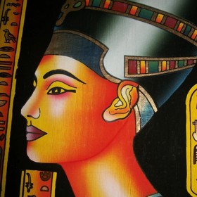 Egypťanky byly opravdové krasavice. Jejich osobnost podtrhávaly mimo jiné i třpytivé rtěnky, které obsahovaly příměs z perleti z rybích šupin. Některé rtěnky jsou obdobnou cestou vyráběny dodnes.