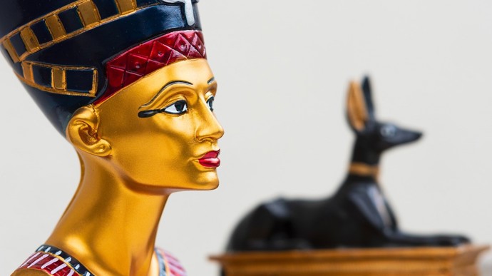 Abychom ale nebyli vůči líčidlům dávných Egypťanů jen kritičtí, složení některých preparátů mělo dokonce i léčivý charakter, mohly působit antibakteriálně a pomáhat v obraně proti infekcím.