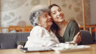 Adéla (25): Nevěřila jsem babičce, že zná datum své smrti. Proto jí musím splnit poslední přání