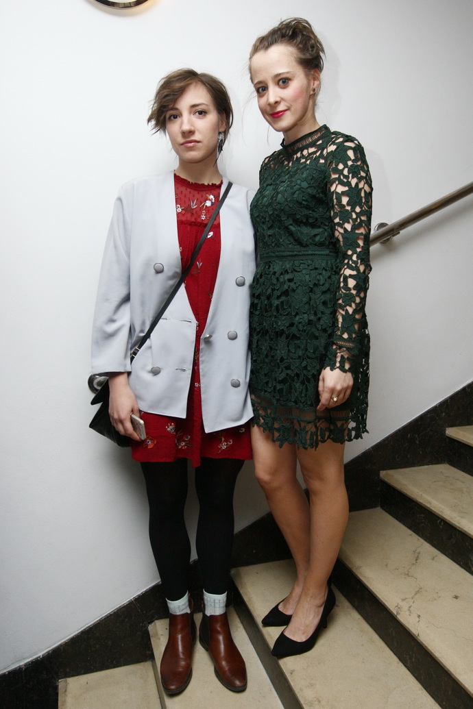 Anna se svou sestrou, muzikálovou herečkou Františkou (vlevo).