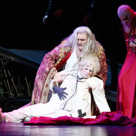 Muzikál Drákula patří k nejznámějším dílům textaře Zdeňka Borovce. V menších obměnách se hraje dodnes.