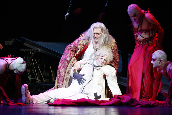 Muzikál Dracula se dodnes uvádí v Hudebním divadle Karlín s Danielem Hůlkou v hlavní roli. 