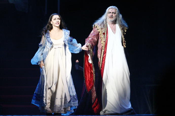 Daniel Hůlka se v Draculovi aktuálně setkává s Evou Burešovou v roli jeho lásky Lorraine.