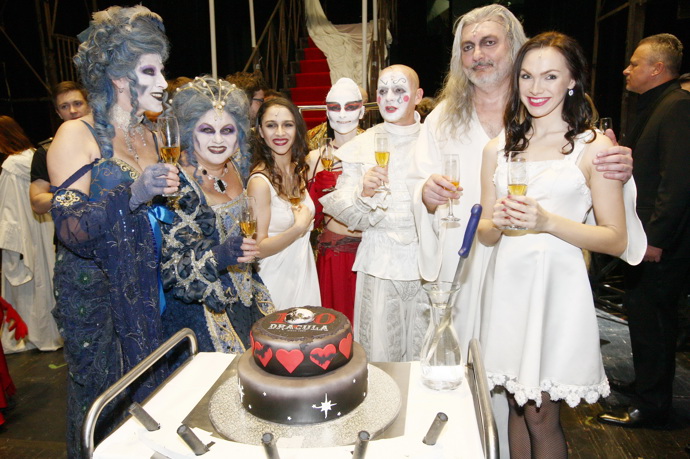 Obsazení muzikálu Dracula se za 27 let přirozeně změnilo, zájem diváků je ale stále velký.