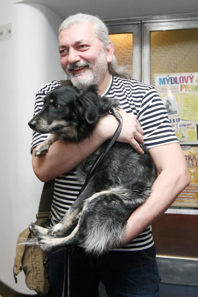 Do divadla Daniela často doprovází věrný psí přítel Timonek.