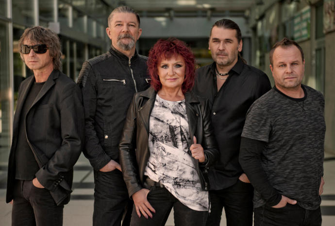 Petra Janů se svou kapelou přiláká na Benátskou stovky fanoušků.