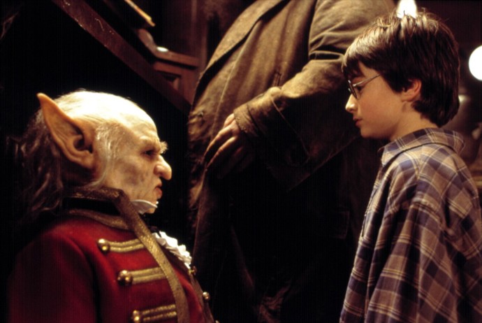 Když jde Harry Potter poprvé do kouzelnické banky Gringotových, setká se se skřetem Griphookem v podání amerického herce Verneho Troyera.