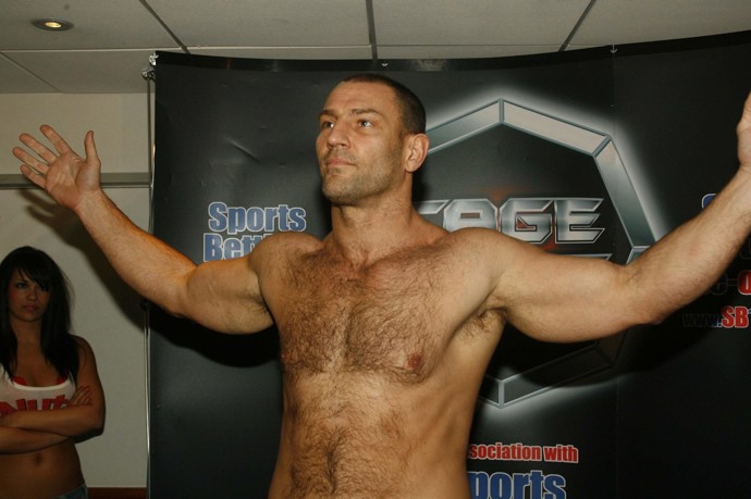 Dave Legeno byl britský herec a zápasník v MMA. Objevil se i ve filmech Batman začíná (2005) nebo Sněhurka a lovec (2012). Příčinou jeho smrti byla srdeční mrtvice, Legenovi bylo jen 50 let.