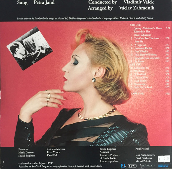 Petra Janů v blond barvě a elegantních vlnách.