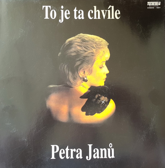 Petra Janů a její krátce střižené vlasy s mohutným objemem.