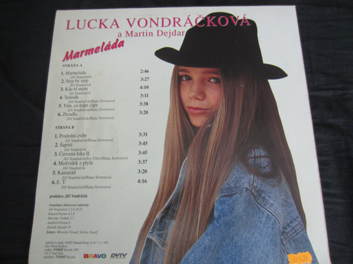 Lucie Vondráčková s dlouhými vlasy a legendárním albem Marmeláda.